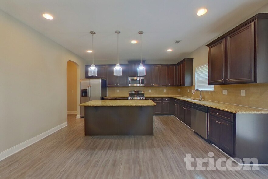 Building Photo - 2102 Farmdale Ct NE
