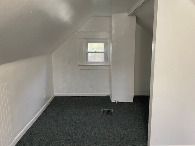 Building Photo - Large Single-Family Home in East Akron