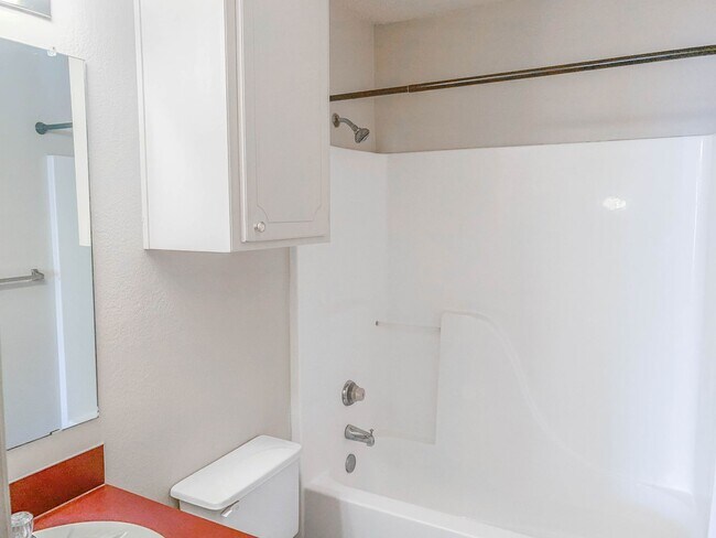 Building Photo - Retro Charm in Every Detail 3Bed/2Bath!