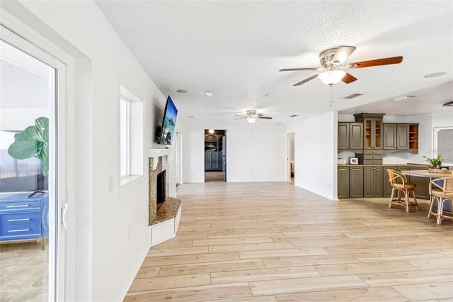 Building Photo - 3420 Lake Harney Cir