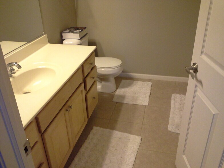Building Photo - 6255 Beechtree Dr