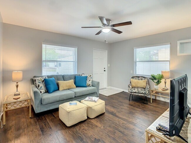 Building Photo - Available Today! Centrally Located St Pete House Furnished for Rent!