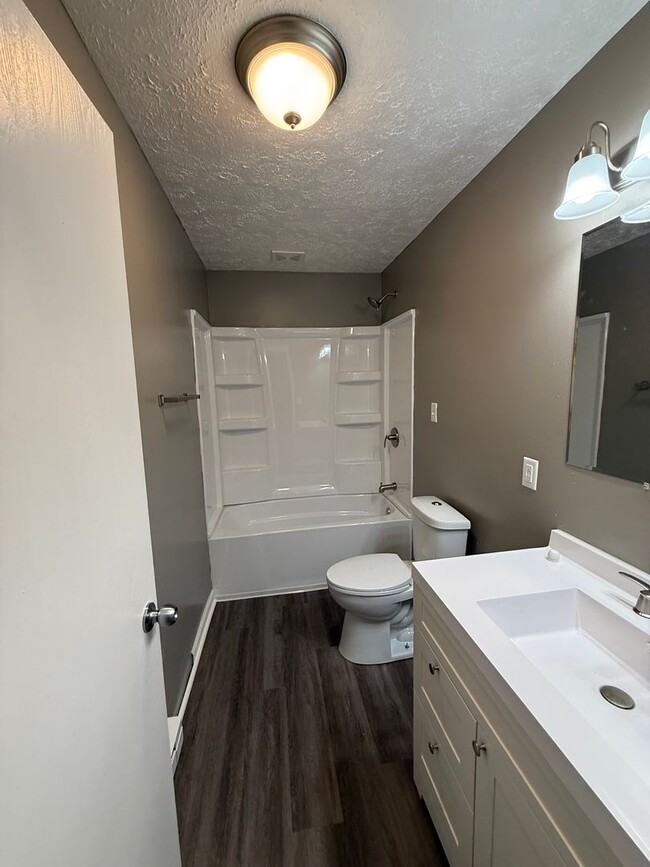 Building Photo - Duplex/ 2 -2 bedroom 1 bath with detached garage