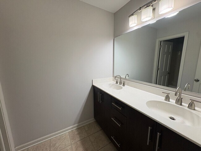 Building Photo - Large Lakefront Home Minutes from Downtown Greenville!