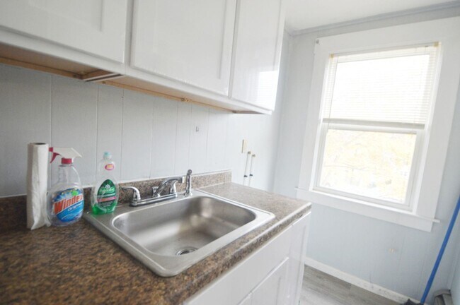 Building Photo - 38 Cascade St