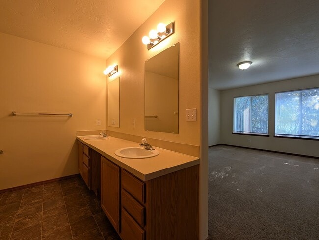 Building Photo - Spacious 2-Bedroom, 2-Bath Duplex In The River Rd Area!