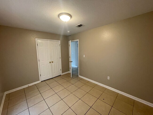 Building Photo - 3 BEDROOM READY TO MOVE-IN