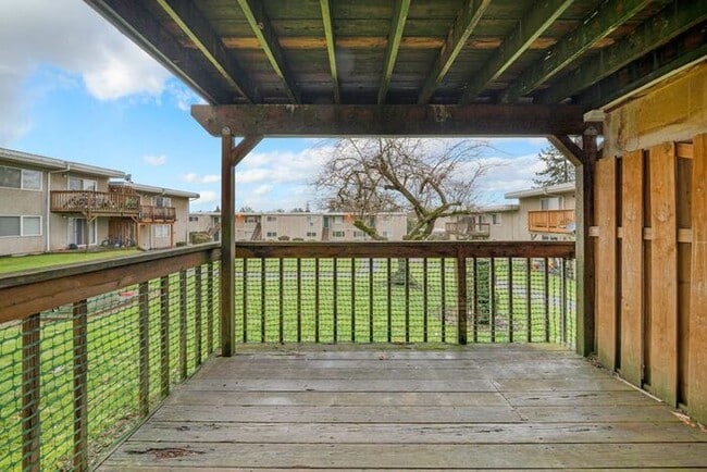 Building Photo - 2 bedroom 1 bath in Milwaukie!!