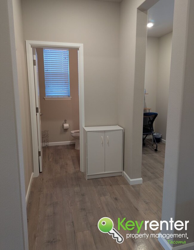 Building Photo - Spacious Northeast Tacoma 3 Bedroom Home for Rent Near Browns Point