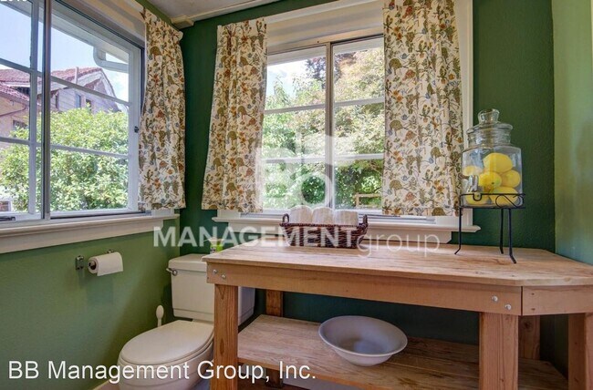 Building Photo - 3 br, 1.5 bath House - 5137 NE Wisteria Drive