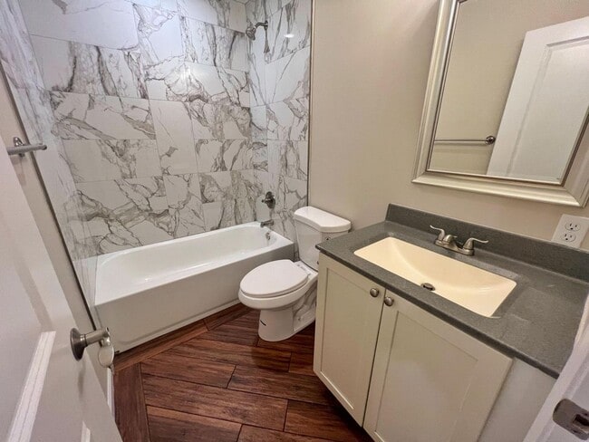 Building Photo - Great 4 Bed 3 Bath House In Parkade!