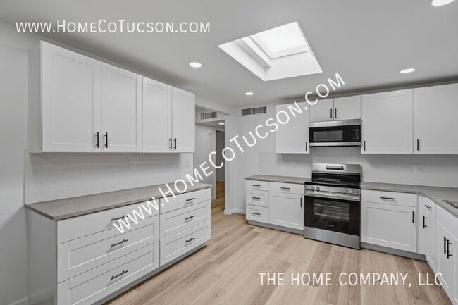 Building Photo - 7461 E Victoria Dr