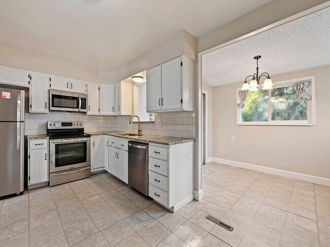 Building Photo - Amazing 4 Bed 2 Bath Home- Fort Collins, CO!