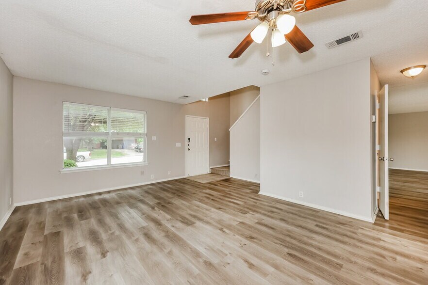 Building Photo - 819 Creekside Dr