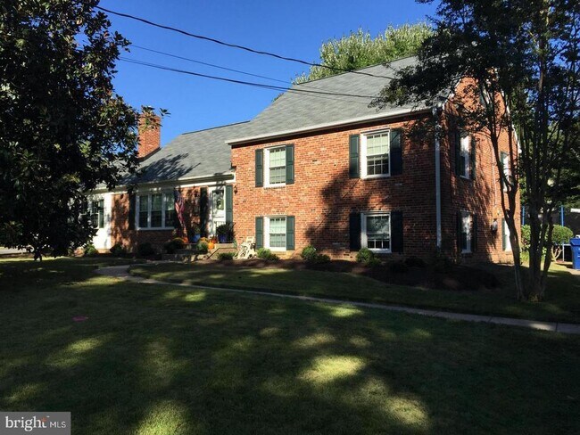 Building Photo - 1048 Dalebrook Dr