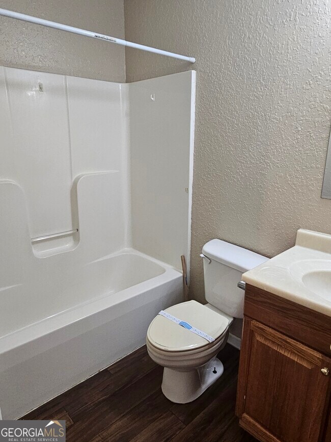 Building Photo - 107 Lively Oaks Dr