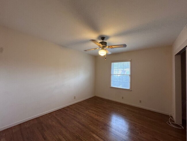 Building Photo - 572 Farmington Rd