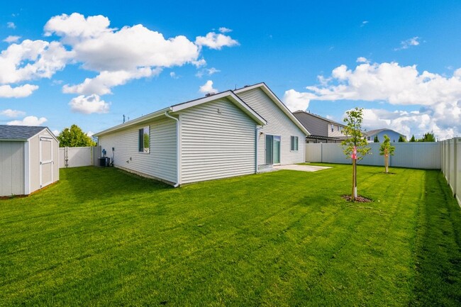Building Photo - Montrose Rancher 3 bed 2 bath