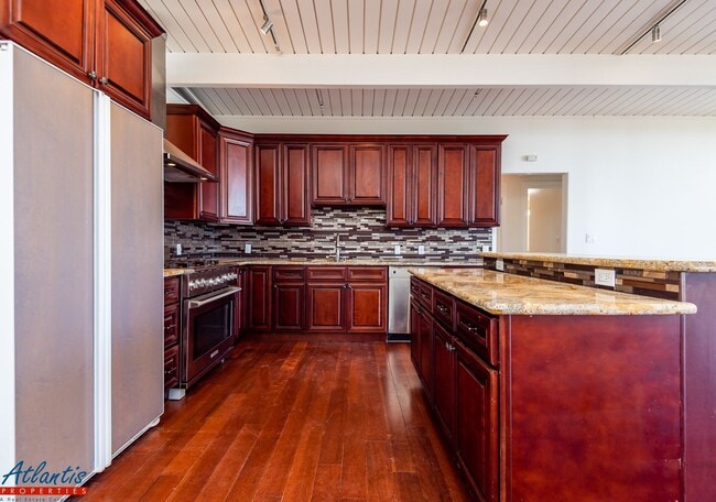 Building Photo - Stunning & Spacious Home | Panoramic Views