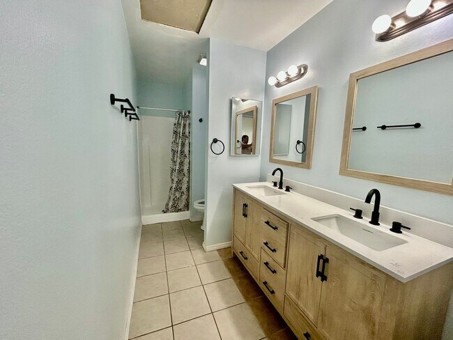 Building Photo - $3,995! Excellent 3-Bedroom Condo! 90716!