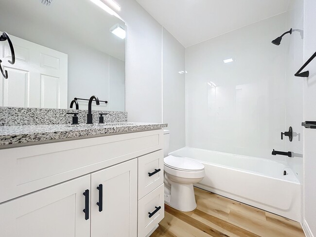 Building Photo - Remodeled Townhouse - Granite Counters, Fe...