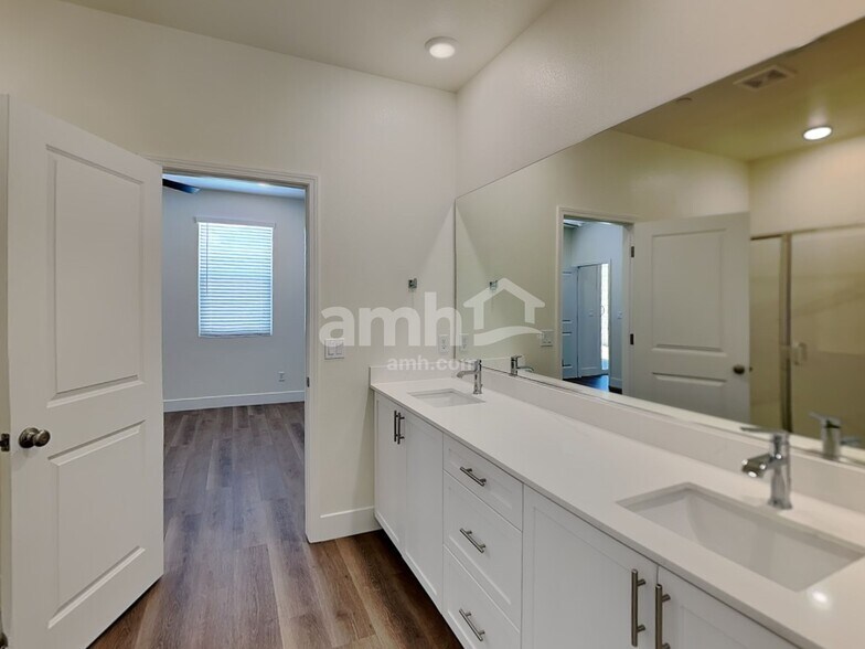 Building Photo - 533 Sacred Lotus Pl