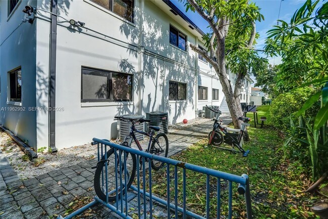 Building Photo - 2140 NE 56th St