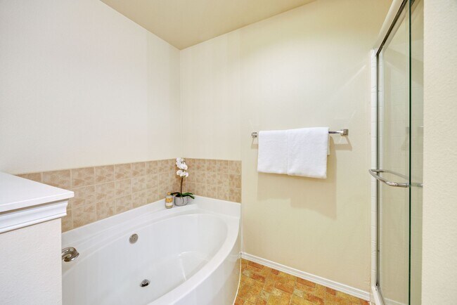 Building Photo - 3 Bedroom Rambler in Quiet Port Orchard Lo...