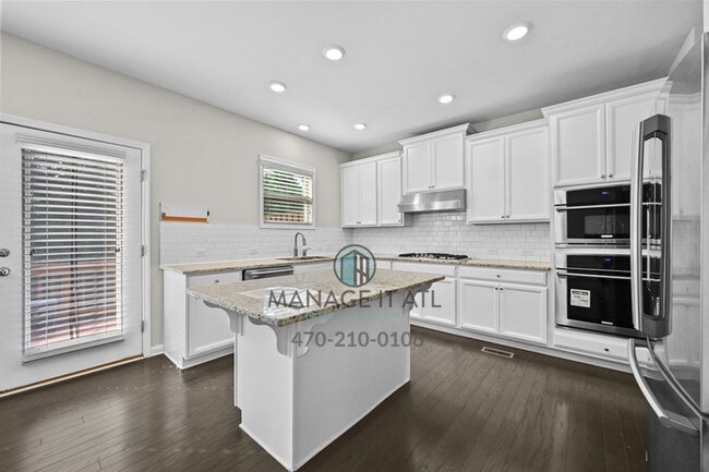 Building Photo - A beautifully maintained 3-bedroom, 3.5-ba...