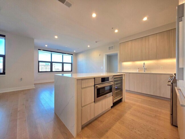 Building Photo - 737 Swann Ave