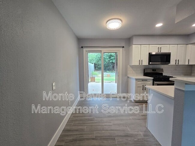 Building Photo - 2504 Manor Cir