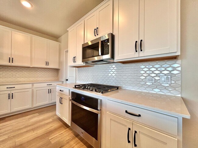 Building Photo - Spacious Modern 4/BR 3/BA Home with Stunning Features!