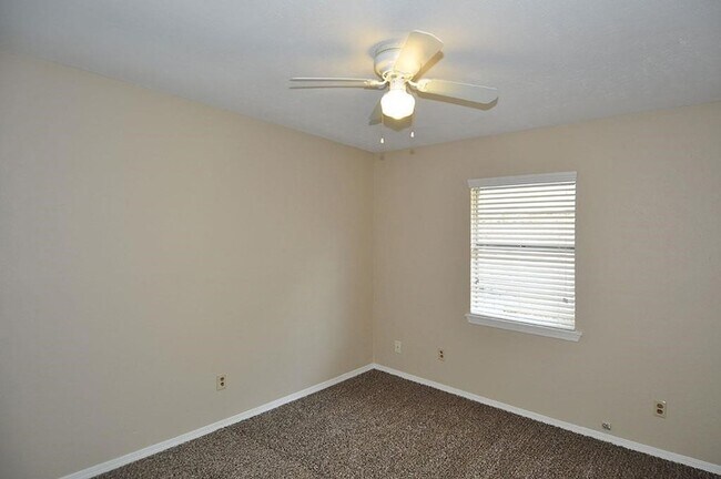 Building Photo - 28302 Doverbrook Dr