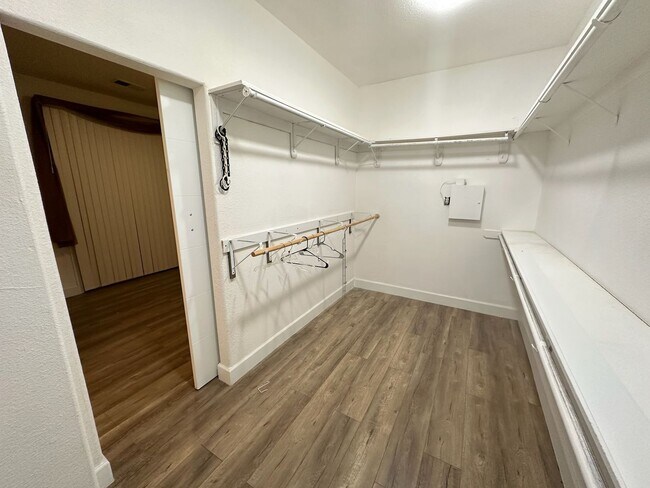 Building Photo - 5701 W Country Ave