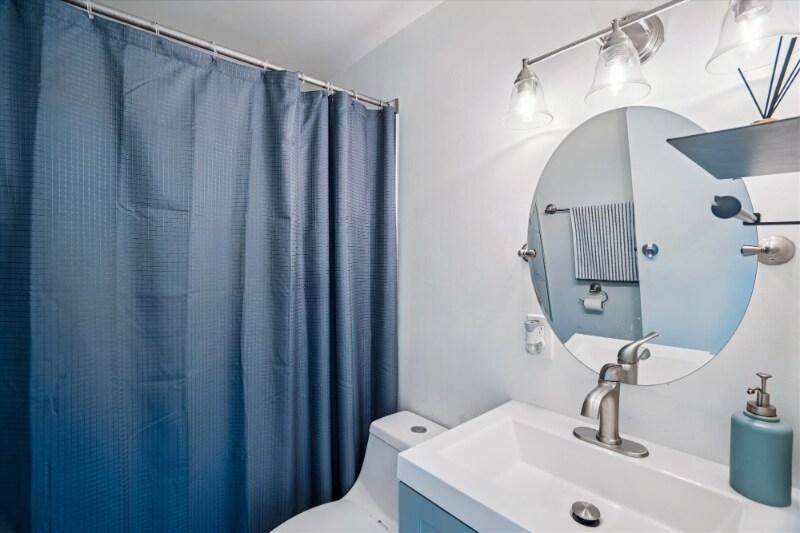 Building Photo - 1925 Dutch Village Dr