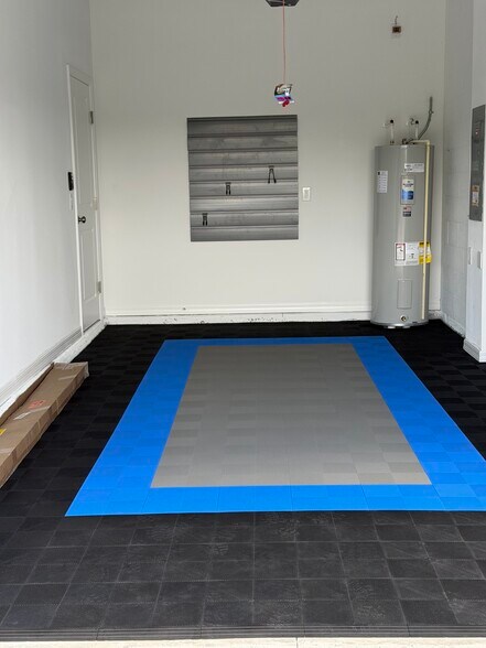 Garage flooring panels - 7129 Pinelit Cv