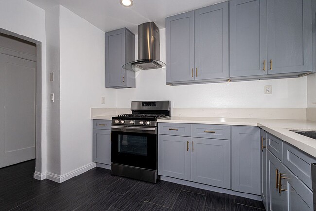 Building Photo - Bright and airy 2-bedroom 2-bath in Mid- City