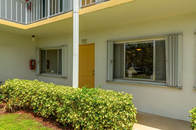 Building Photo - 3000 Lake Osborne Dr