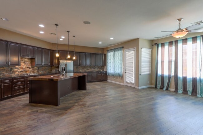 Building Photo - Fabulous Single Story 3 Bedroom Home Conve...