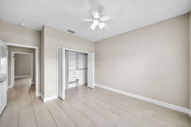 Building Photo - 1004 NW 35th Pl