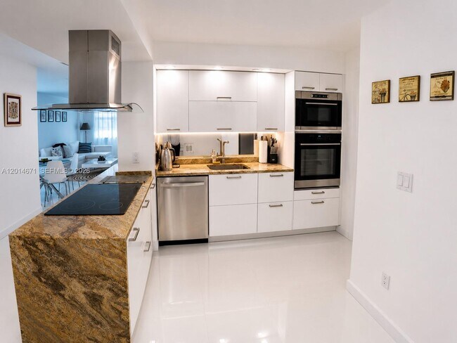 Building Photo - 6917 Collins Ave