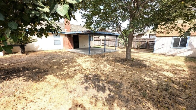 Building Photo - 3 Bedroom 2 Bath Home on Large Corner Lot