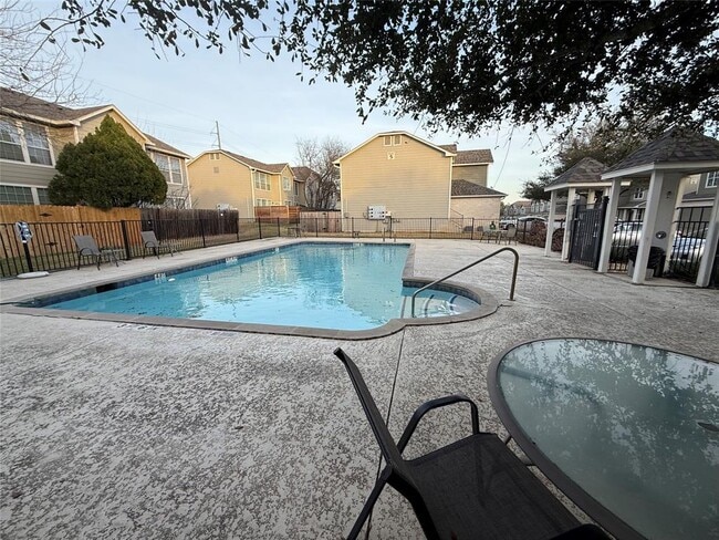 Building Photo - 2632 Century Park Blvd