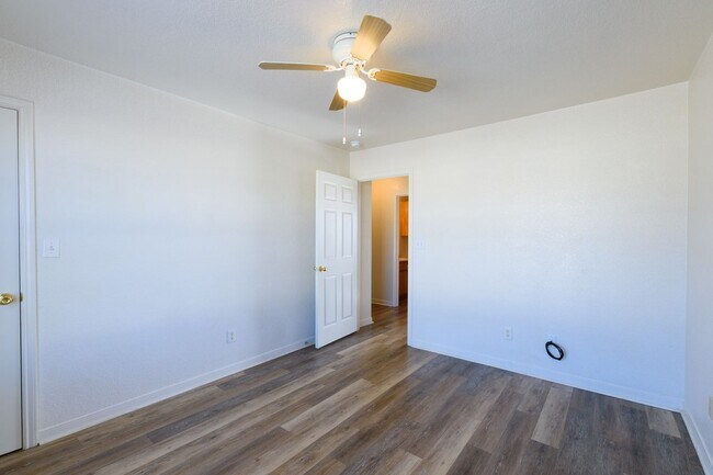 Building Photo - SECTION 8 ACCEPTED & RENT SPECIAL - AVAILA...