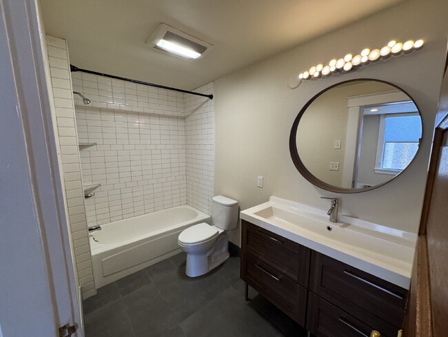 Building Photo - Upstairs 1 Bedroom Unit in Quadplex