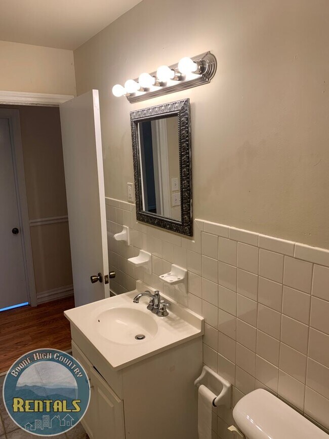 Building Photo - 3bd/2ba Ranch-Style Home Central to Boone
