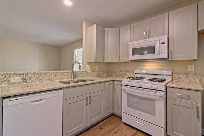 Building Photo - 401 Hedgewood Dr