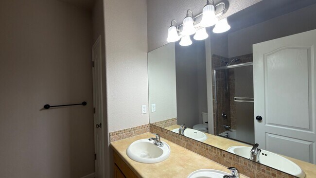 Building Photo - Great Condo in Greeley