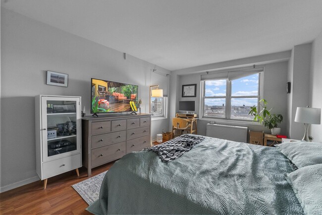 Building Photo - 225 St Pauls Ave