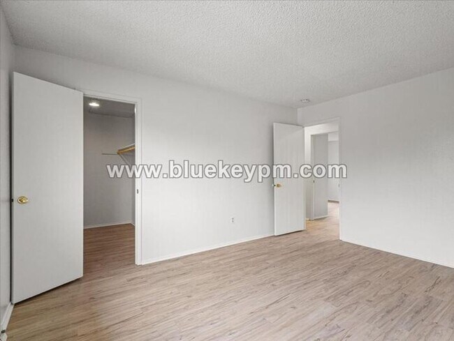 Building Photo - 3 Bed, 1.5 Bath Townhome in Hazel Dell Near Salmon Creek Regional Park